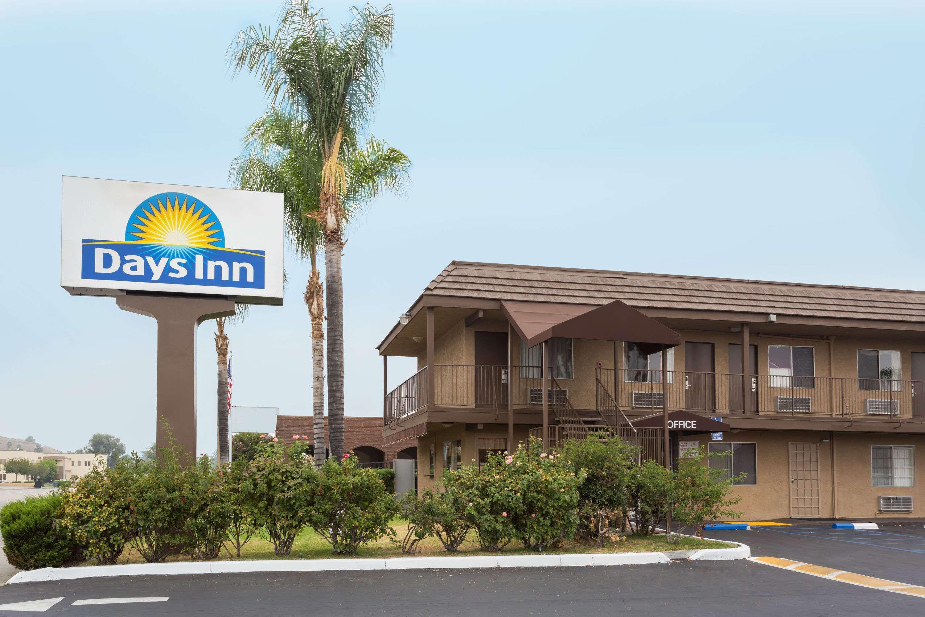 Days Inn By Wyndham In San Bernardino Eksteriør bilde